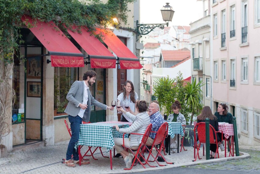 Lisbon: Evening Local Food Crawl with Drink Pairings