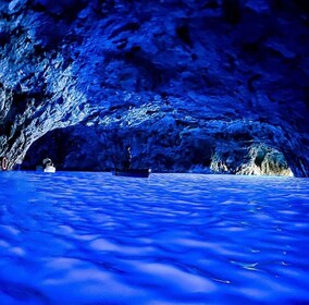 Ischialta: Capri & Amalfin rannikko -veneajelu Blue Grotto -veneellä (Blue ...