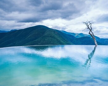 Hierve el Agua, Mitla, Tule, Teotilán ja Mezcal-tehdas.