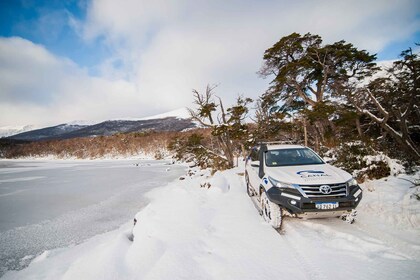 Ushuaia : Lacs en 4x4 hors route en hiver excursion avec déjeuner et boisso...