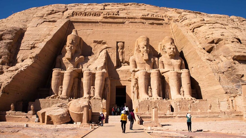 Luxor: Abu Simbel Temple Private Guided Day Trip with Lunch