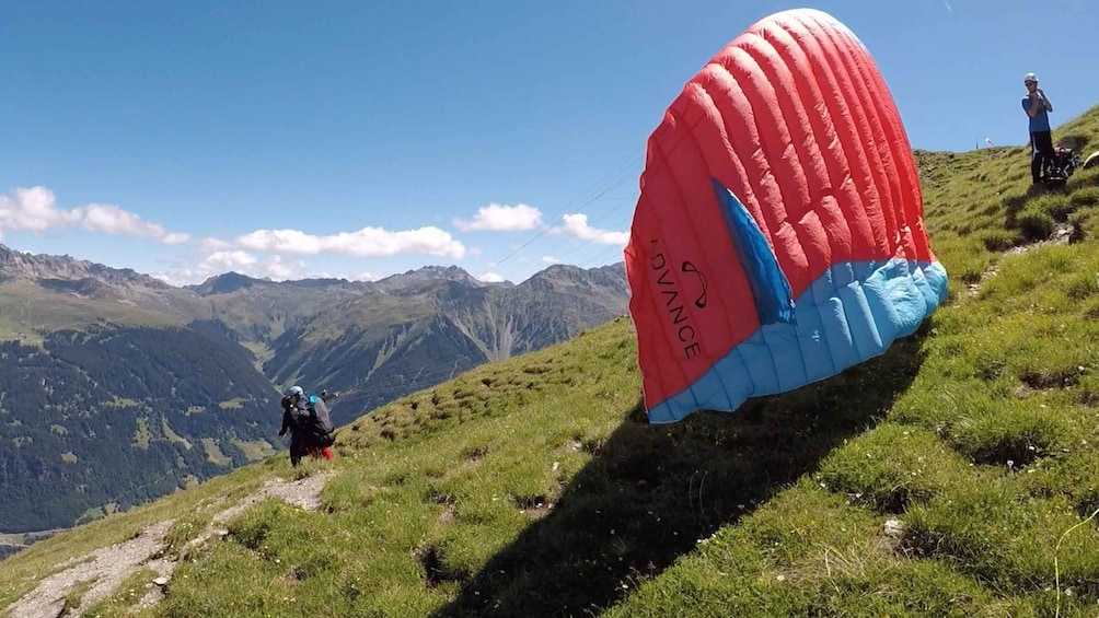 Klosters: Tandem Paragliding Experience Summer and Winter