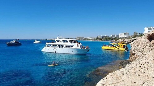 Pernera: Crociera di lusso al tramonto in yacht con pasto e bevande al barb...