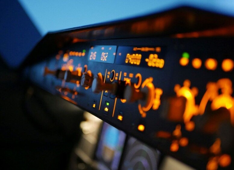 Picture 3 for Activity Stuttgart: 1-Hour Airbus A320 Flight Simulator Private Tour