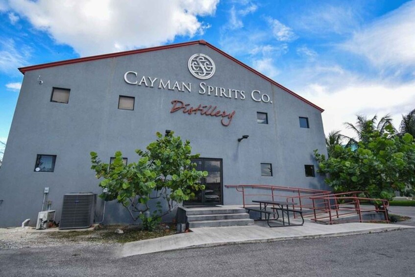 Grand Cayman: Distillery Tour with Rum and Vodka Tasting