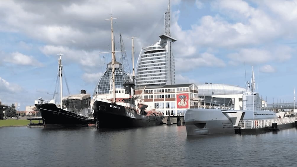 Bremerhaven: Sailor's yarn, legends and sea walking tour