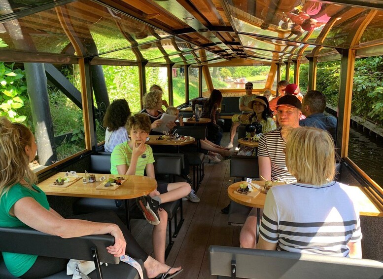 Picture 2 for Activity Giethoorn: Sightseeing Boat Tour