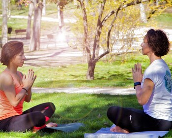 Madrid: Private Yoga class in Retiro Park