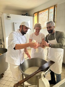 Vico Equense: Tour in the dairy "Mozzarella Experience"