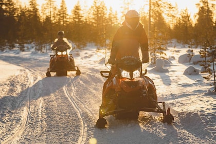 Rovaniemi: Safari Mobil Salju ke Hotel Salju Kutub Utara