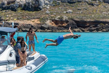 Desde Trapani: tour privado de un día a las islas Egadi en Maxi Rib