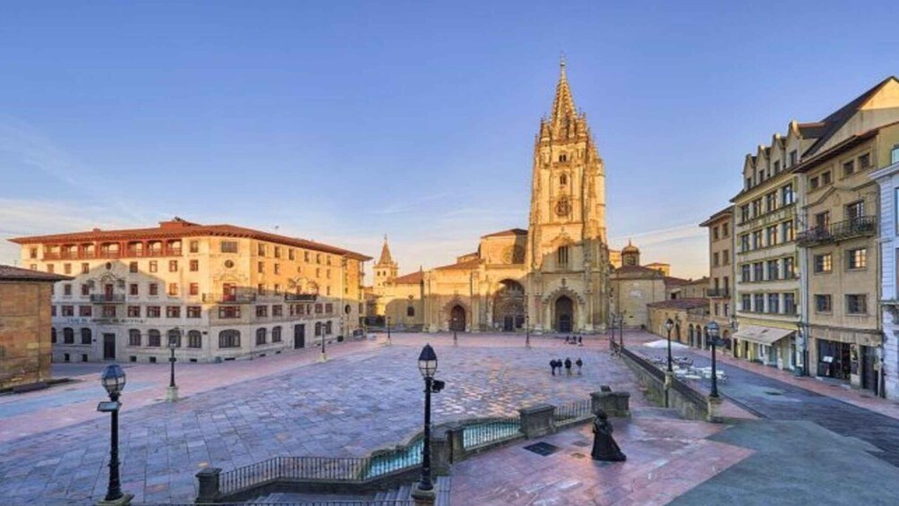 Picture 1 for Activity Oviedo: Guided tour in Oviedo and Cathedral with tickets