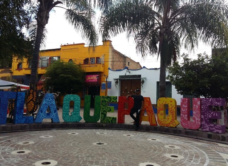 Tlaquepaque Magic Town: Artisans, Traditions, Architecture