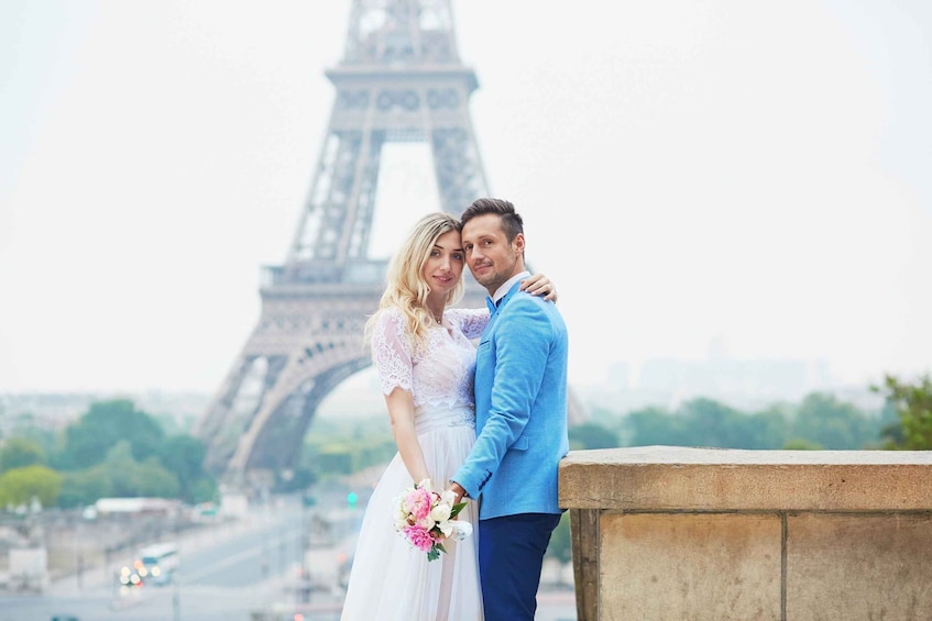 Picture 7 for Activity Paris: Romantic Couple Photoshoot (with flower bouquet!)