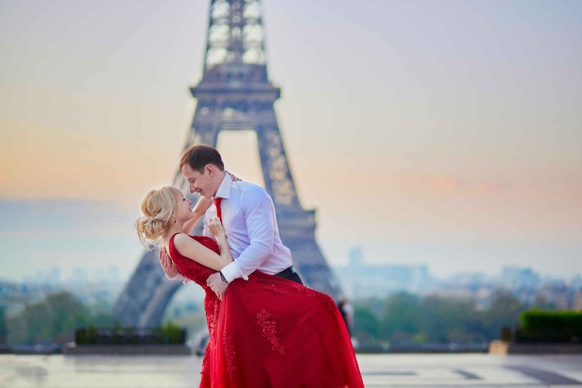 Picture 2 for Activity Paris: Romantic Couple Photoshoot (with flower bouquet!)