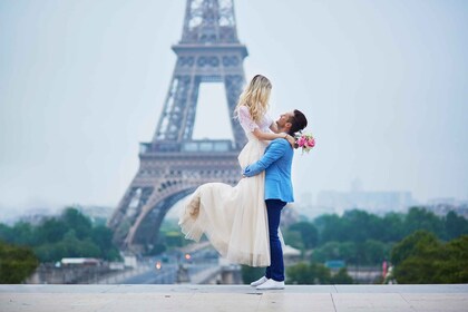 Paris: Romantic Couple Photoshoot (with flower bouquet!)