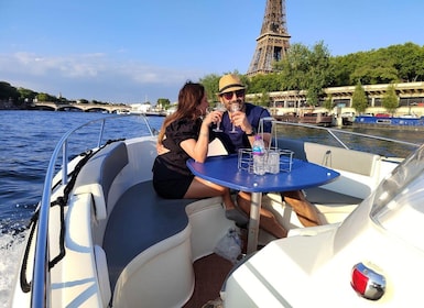 Paris bateau privé départ de la Seine près de la Tour Eiffel