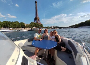 Paris bateau privé départ de la Seine près de la Tour Eiffel