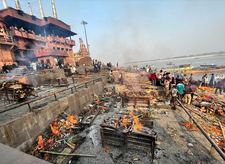 Varanasi: Manikarnika Ghat (Oldest Cremation Site) Tour