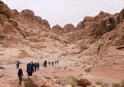 Desde Wadi Rum: aventura de senderismo de 2 días y recorrido en jeep