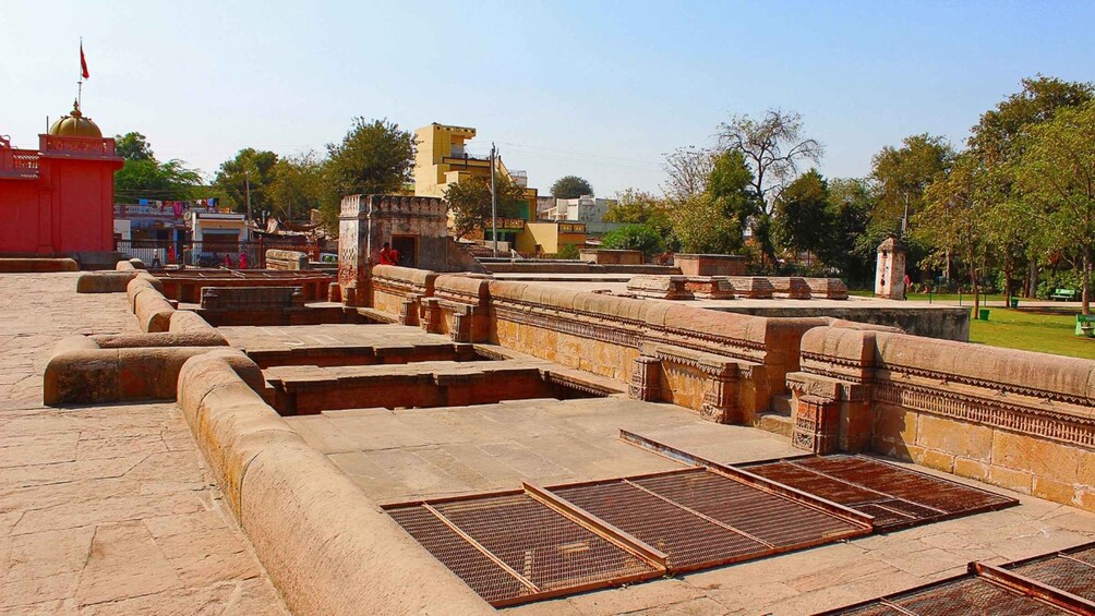 Picture 3 for Activity Ahmedabad: Adalaj Stepwell & Religious Tour with transfer