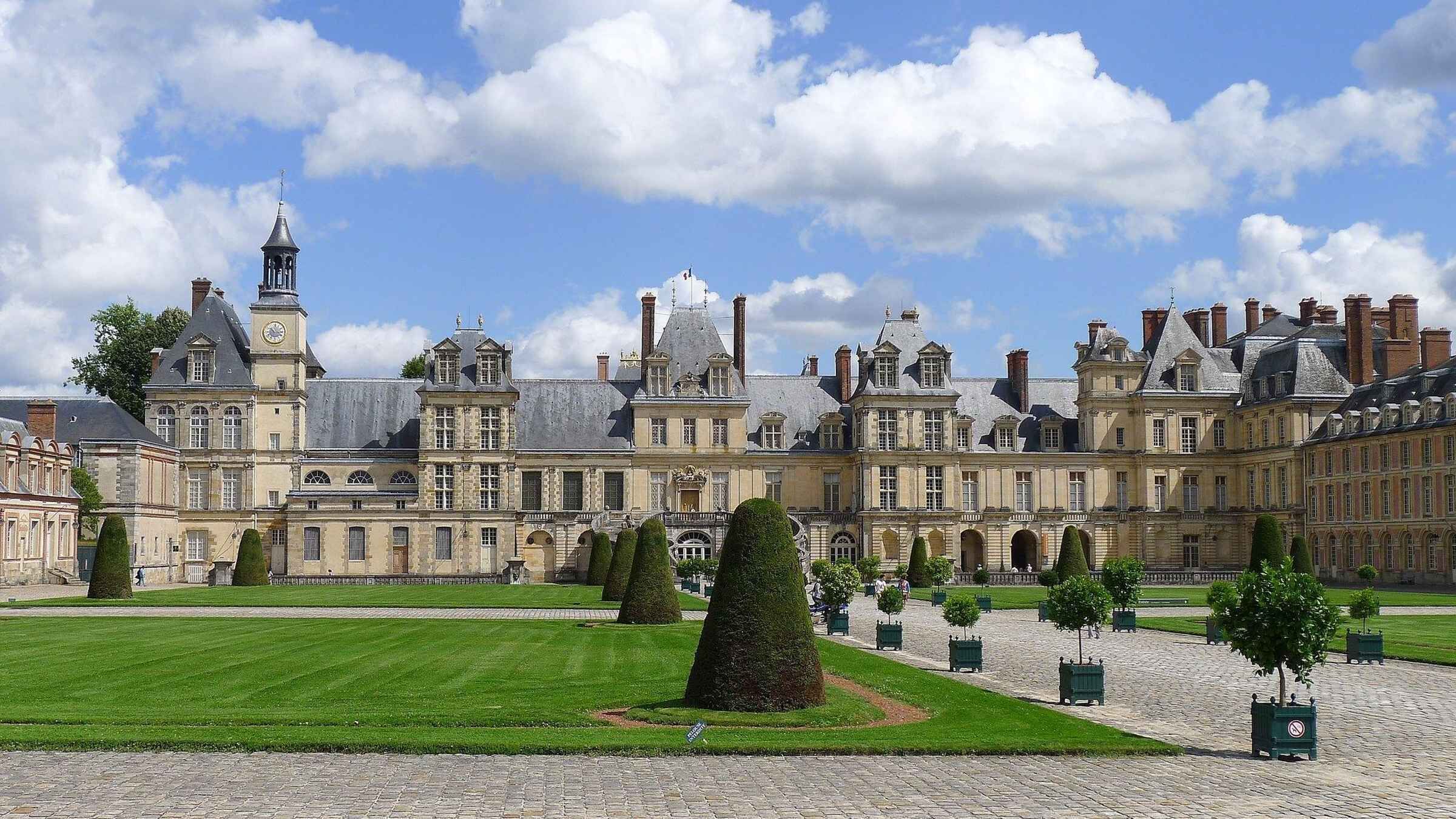 Fontainebleau: Palace Private Guided Tour with Ticket