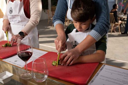 Santorini: clase de cocina griega con degustación de vinos