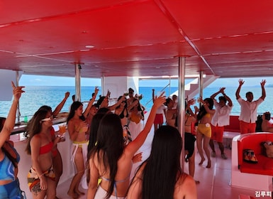 Boracay: Yacht Party with Activities, Food, and Drinks
