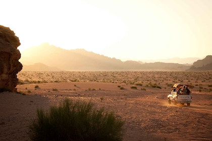 Van Wadi Rum: 2 uur durende jeeptour met maaltijden en overnachting