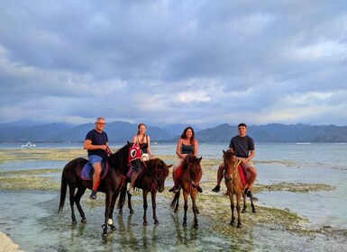 Paardrijden op het strand in Gili Eilanden