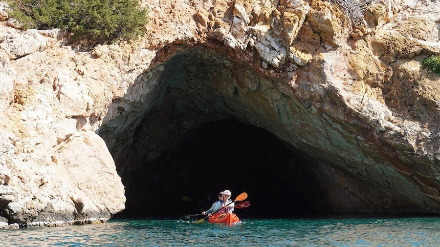 Naxos: Rina Cave Sea Kayak Tour with Snorkeling and Picnic