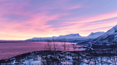 Abisko: Guided Sunrise Morning Hike with Hot Chocolate