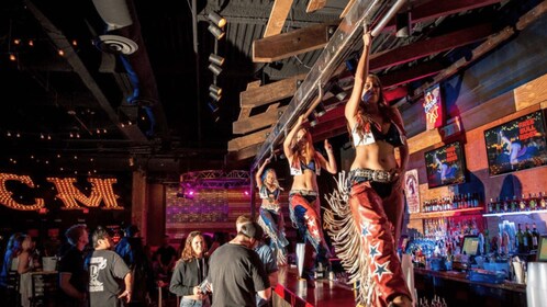 Las Vegas: Country Bar Crawl by Party Bus w/ Mixed Drinks