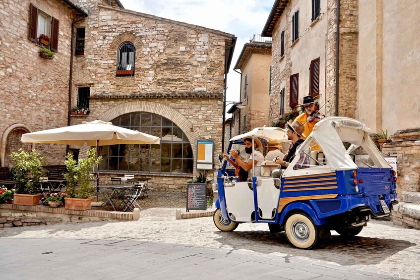 Wine Tour Spello in Tuk Tuk