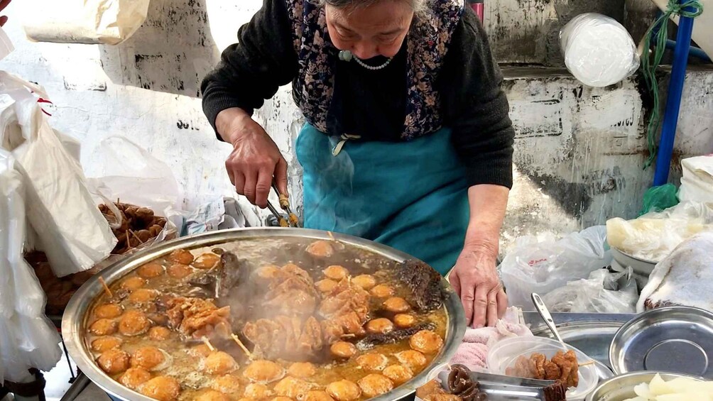 Picture 2 for Activity Guangzhou: Foodie Tour with a Guide