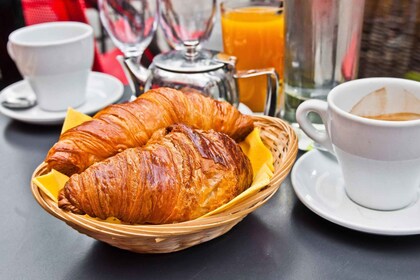 Paris : Matin Seine croisière avec petit déjeuner français