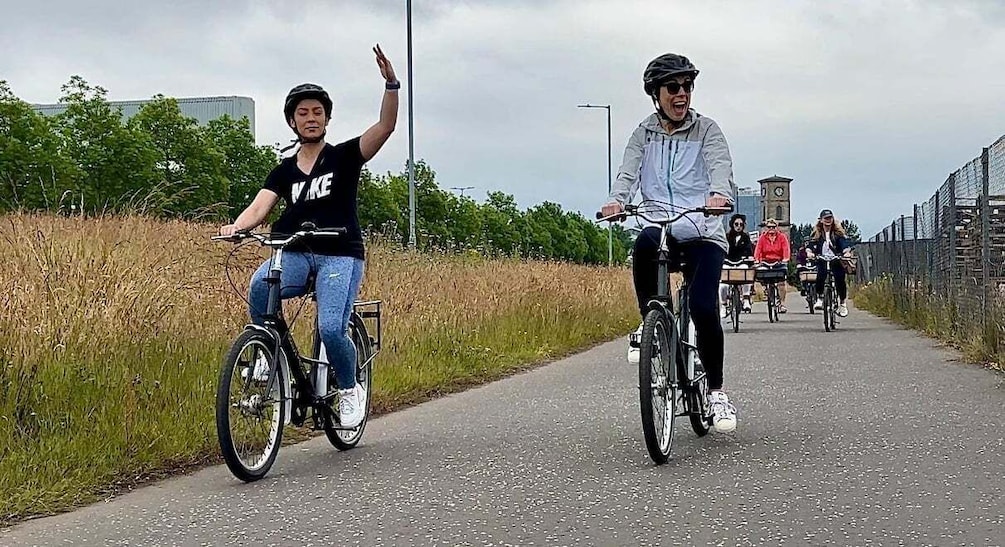 Picture 2 for Activity Glasgow: City Highlights Guided Bike Tour with Snacks