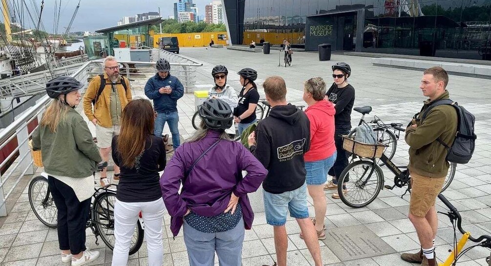 Glasgow: City Highlights Guided Bike Tour with Snacks