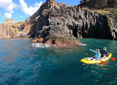 Câmara de Lobos: Excursión Privada Guiada en Kayak por Madeira