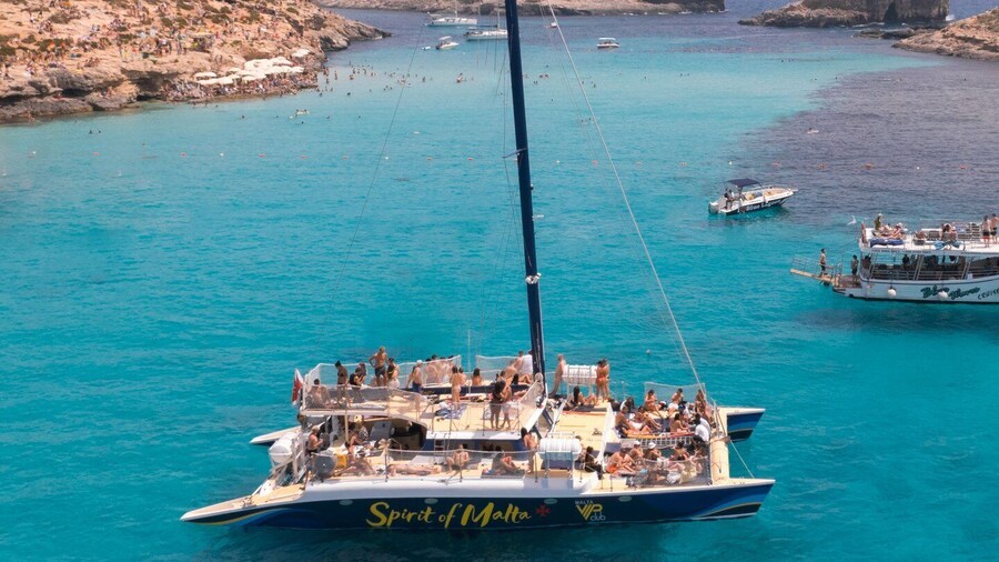 Comino: Blue Lagoon Catamaran Cruise with Lunch and Open Bar