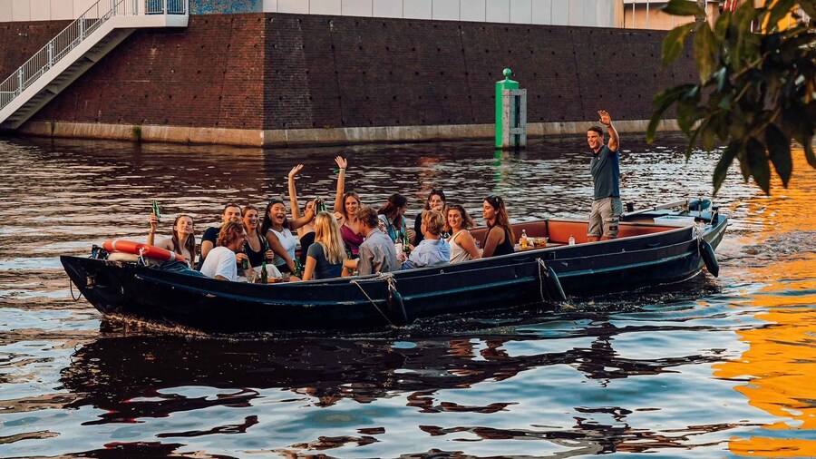 Groningen: City canal cruise with unlimited drinks