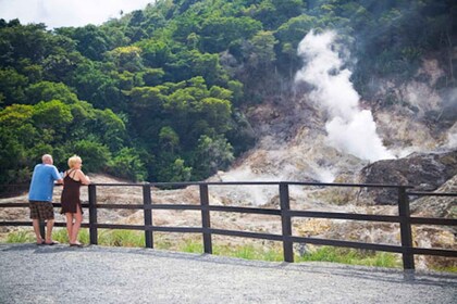 セントルシアのピトンの滝と泥風呂体験。