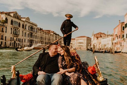 Venise : Promenade en gondole privée avec un photographe professionnel