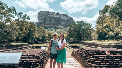 From Colombo: Sigiriya Dambulla & Minneriya park Day Trips