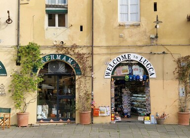 Lucca: Private 3 hours walking tour with unusual stories