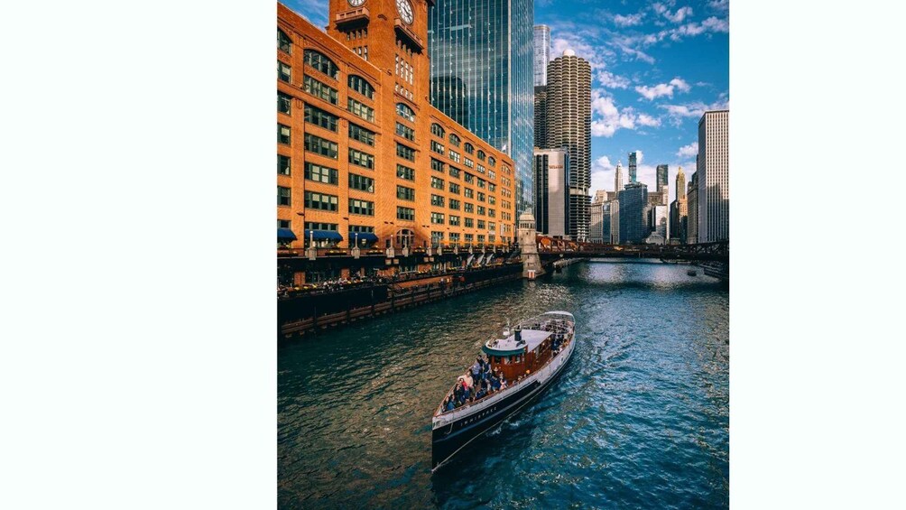 Picture 5 for Activity Chicago: Architecture Boat Tour with Drinks