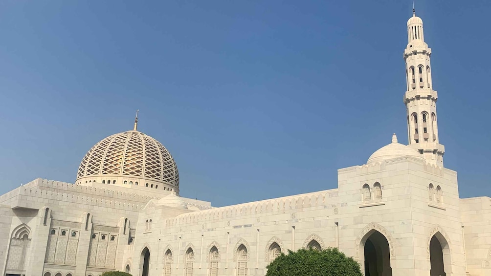 Muscat: Private City Highlights Tour With Pick-up/Drop-off
