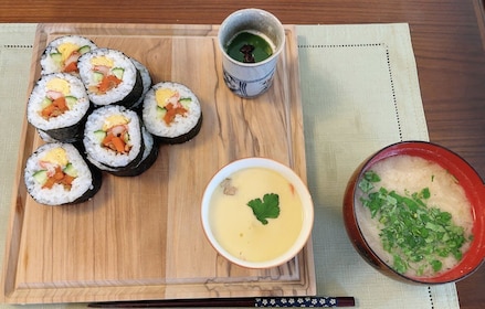 Tokyo: Sushi roll and side dish cooking experience