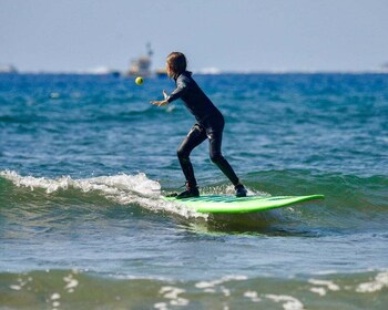 テネリフェ島ラス・アメリカスでの子供向けサーフィン・レッスン