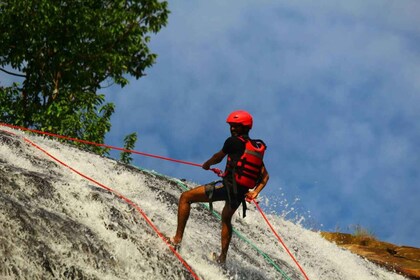 Kitulgala: Wildwasser-Rafting & Wasserfallabseilen mit Mittagessen